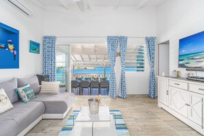 Télévision, table de tennis de table, chaîne hi-fi