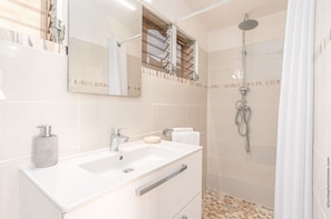 Regadera, amenidades de baño gratuitas, secadora de cabello, toallas