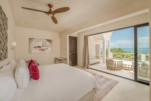 Deluxe King Suite Ocean View | Két bảo mật tại phòng, trang trí khác biệt