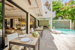 Bao gồm bữa sáng đầy đủ hàng ngày