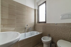 Bathtub, bidet