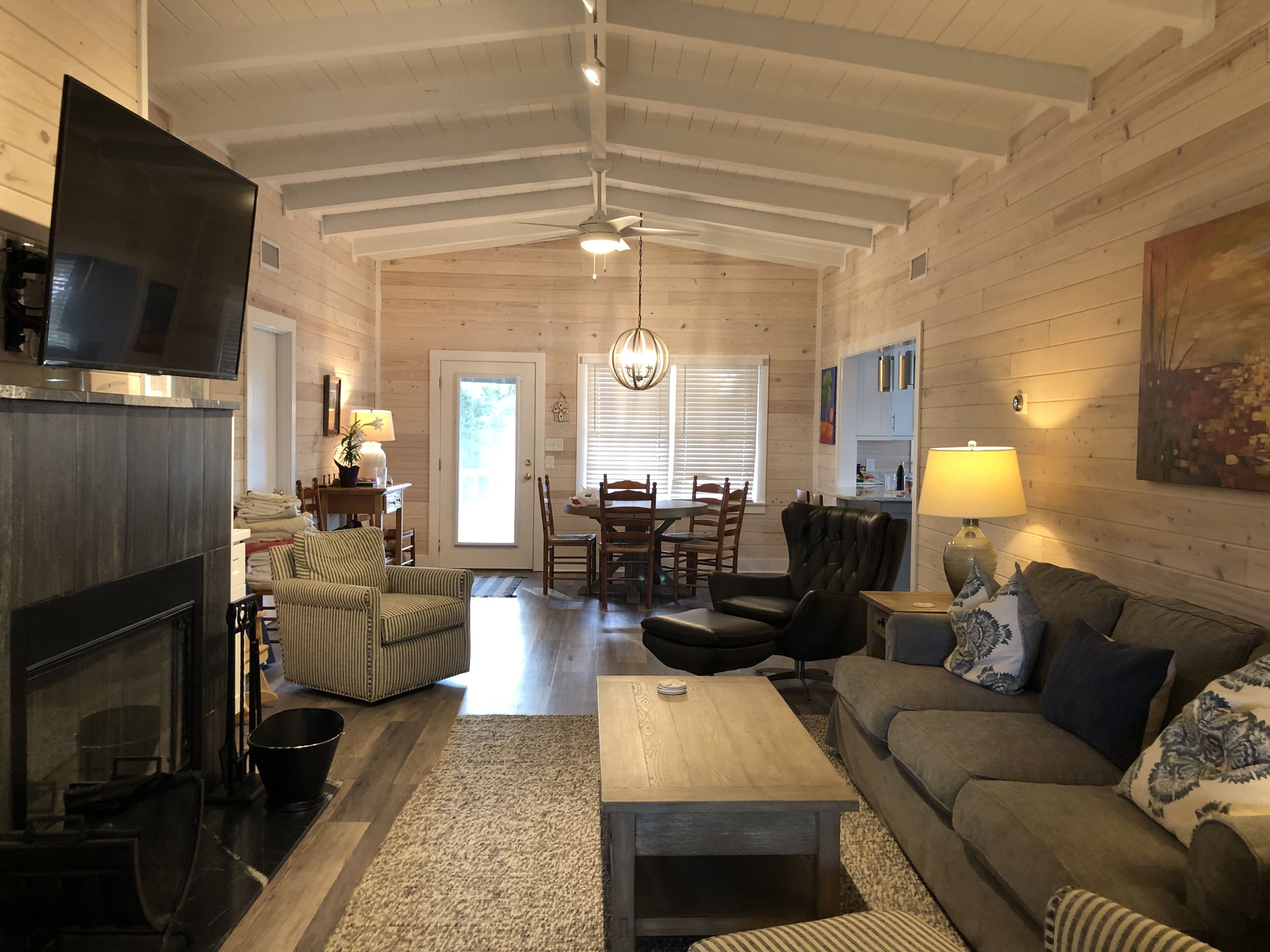 Cozy home in S. Litchfield/Pawleys Island w/ fireplace & hot tub. 