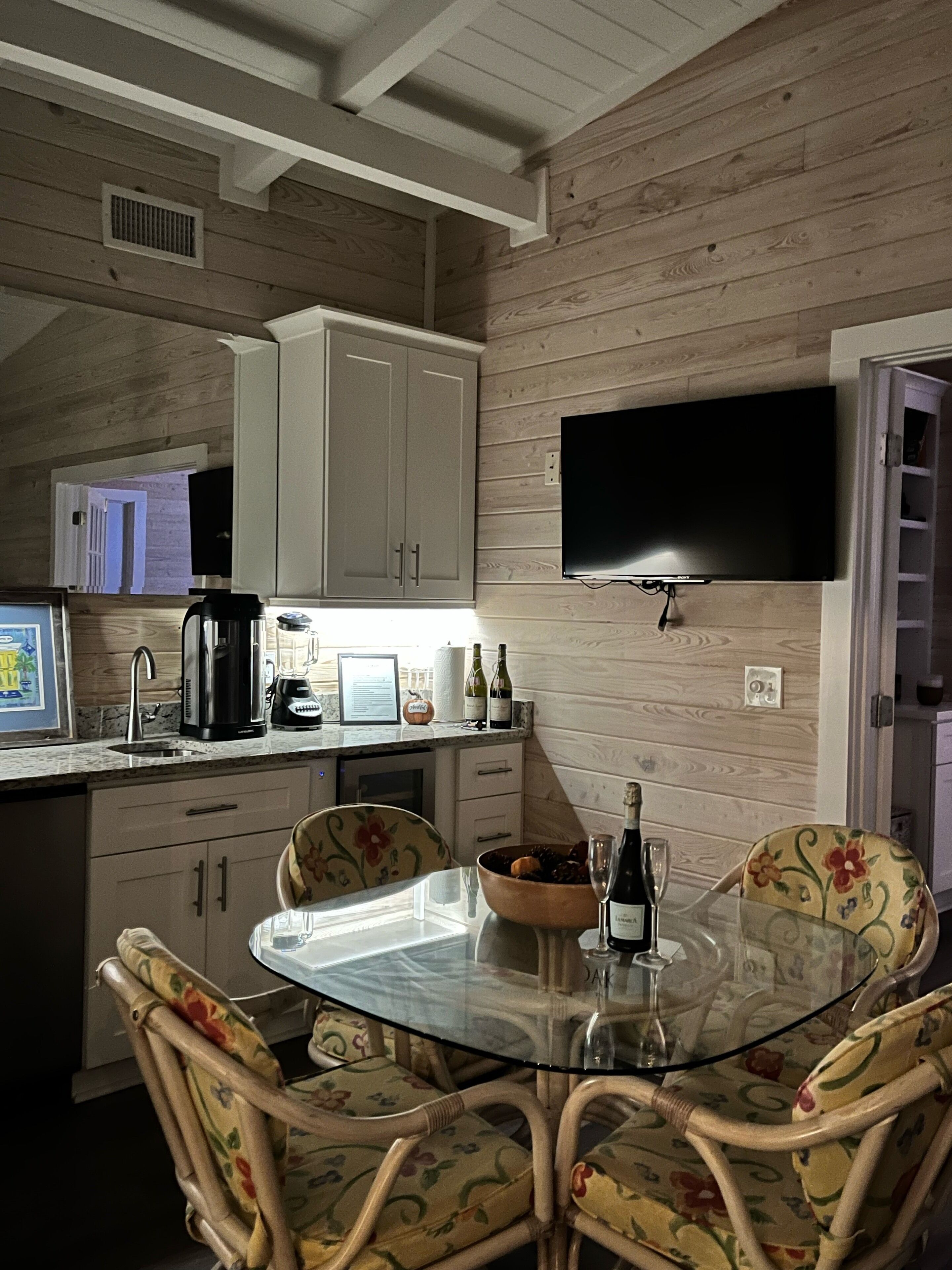 Cozy home in S. Litchfield/Pawleys Island w/ fireplace & hot tub. 