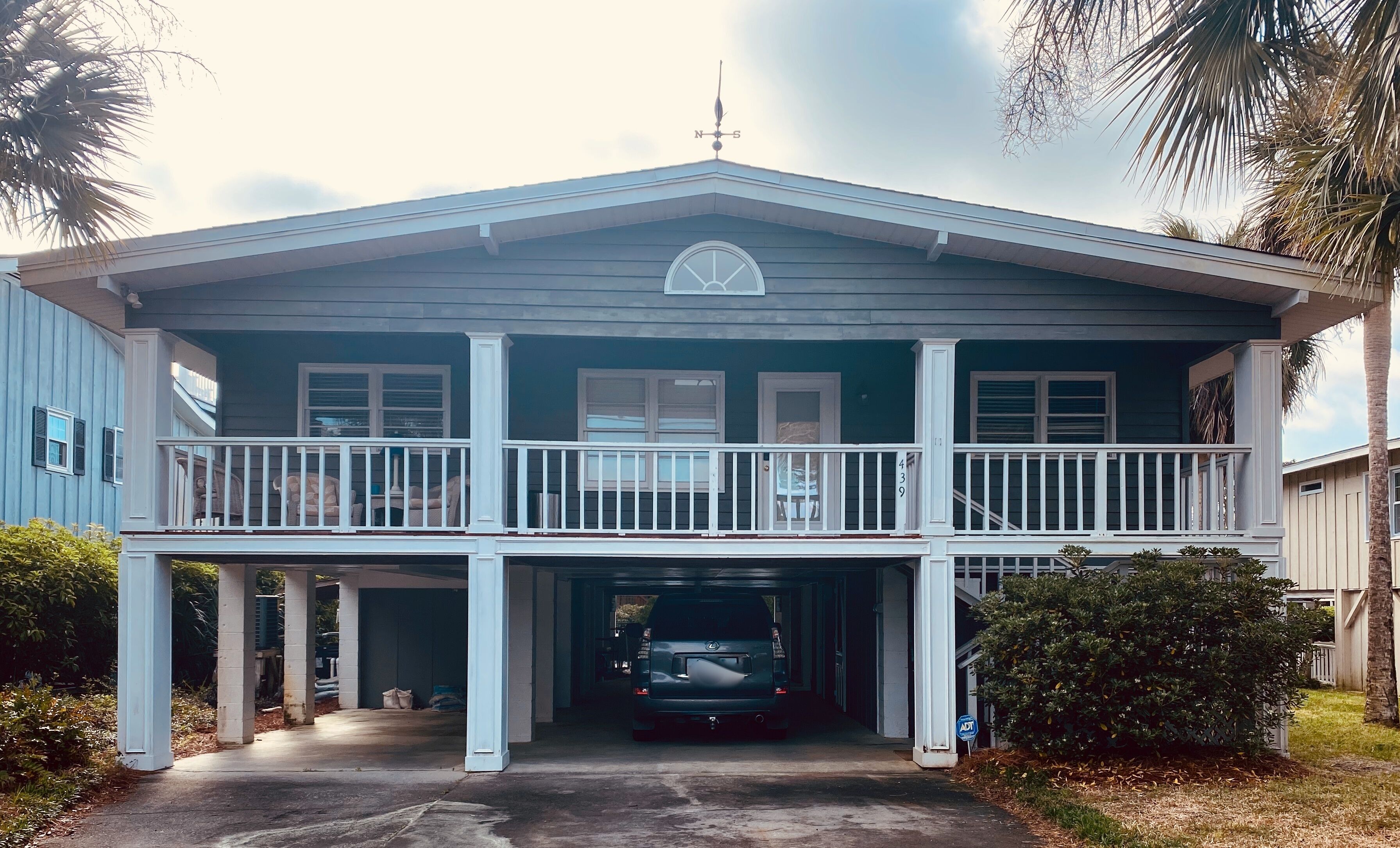 Cozy home in S. Litchfield/Pawleys Island w/ fireplace & hot tub. 