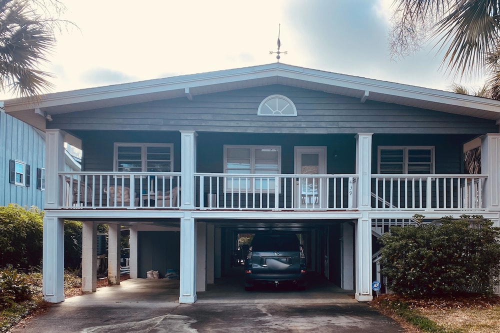 Cozy home in S. Litchfield/Pawleys Island w/ fireplace & hot tub.