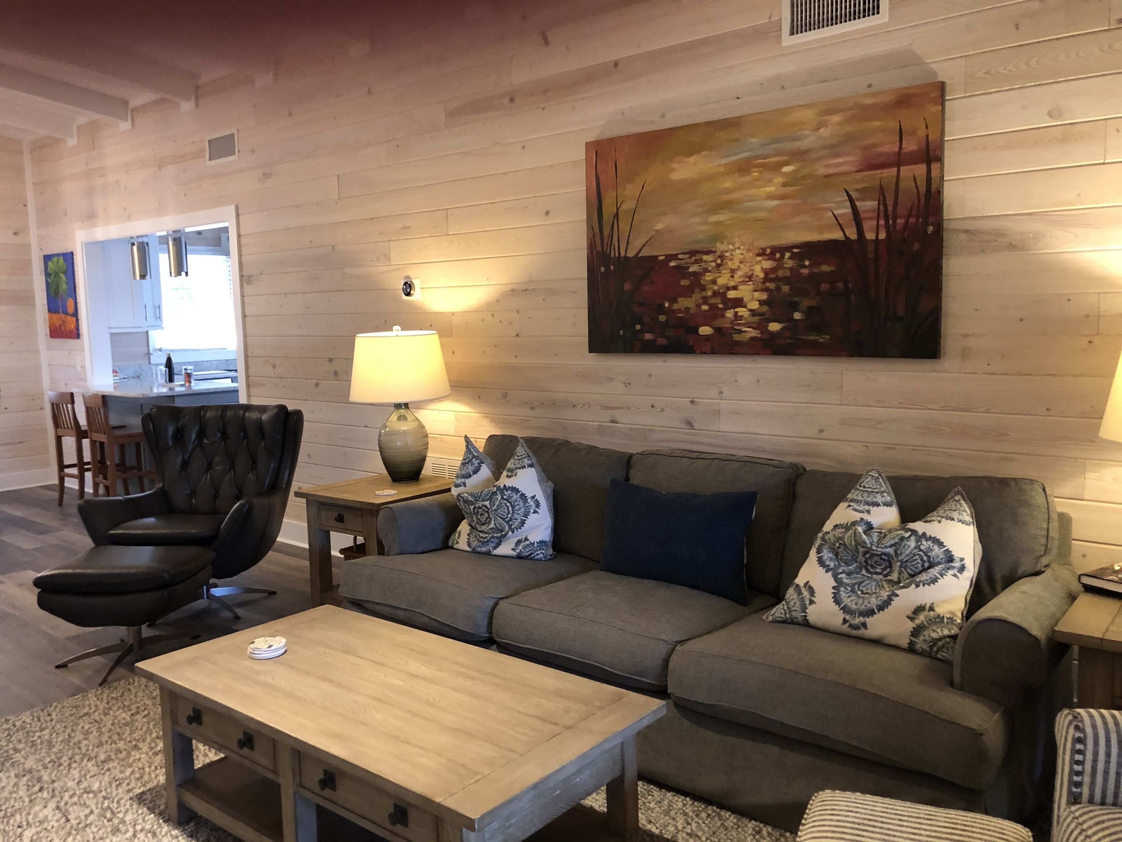 Cozy home in S. Litchfield/Pawleys Island w/ fireplace & hot tub. 