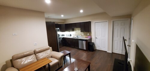 1-BR Basement Suite  5 Min Walk to Bus Closest to Site