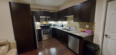 1-BR Basement Suite  5 Min Walk to Bus Closest to Site