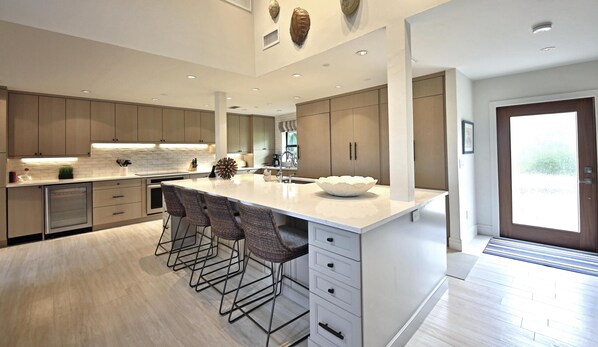 Casa, varias camas, alberca privada, vista al océano | Cocina privada | Refrigerador, microondas, parrilla de estufa y lavavajillas 