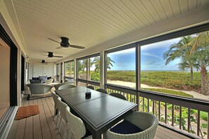 Casa, varias camas, alberca privada, vista al océano | Balcón