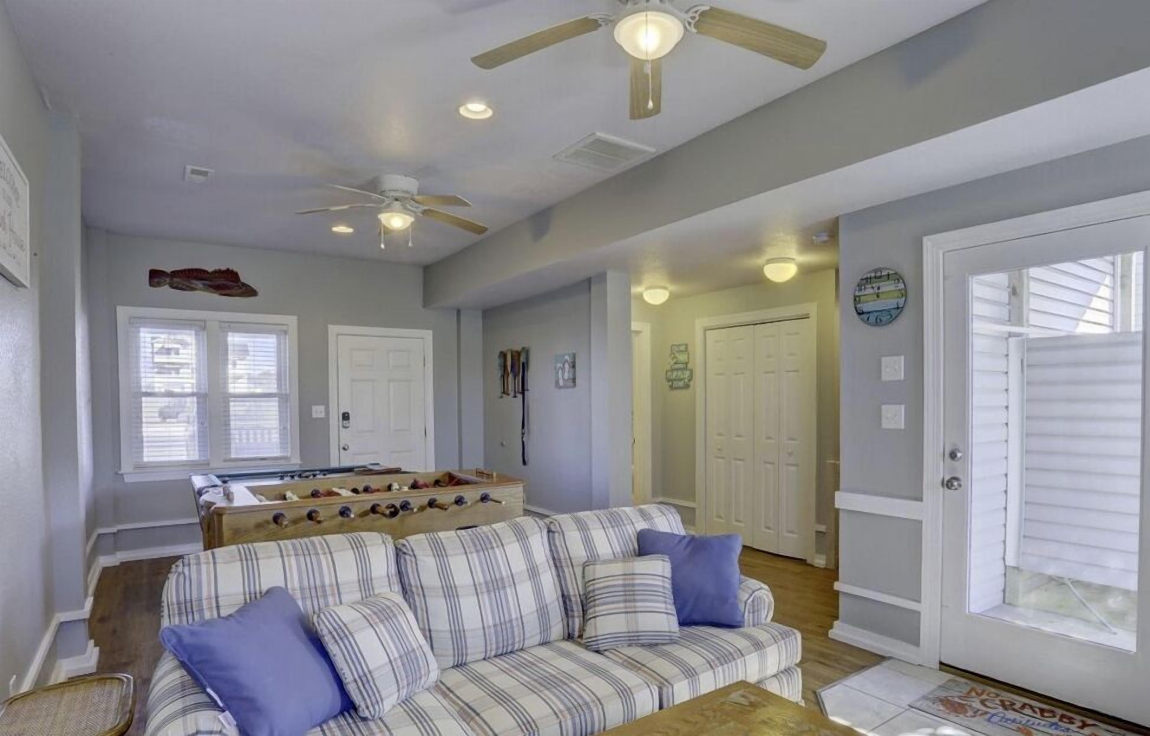 Smart TV, chimenea, reproductor de DVD y futbolito 