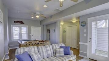 Smart TV, chimenea, reproductor de DVD y futbolito