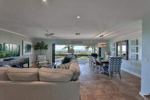 Casa, varias camas, alberca privada, vista al océano | Sala de estar | Televisión