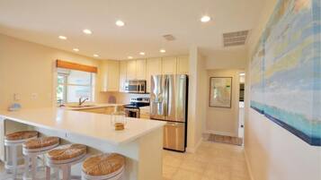 Hus - flere senge - privat pool - havudsigt | Privat køkken | Køleskab, mikrobølgeovn, kogeplade, opvaskemaskine