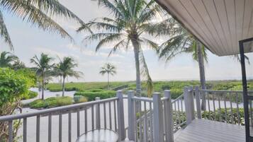 Hus - flere senge - privat pool - havudsigt | Balkon