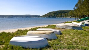 Una spiaggia con diverse barche ormeggiate a riva.
