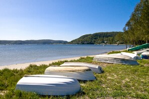 Sun-loungers - Comfy family beach house, an entertainers delight- sandy feet paradise. (Palm Beach)