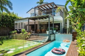 A heated pool - Comfy family beach house, an entertainers delight- sandy feet paradise. (Palm Beach)