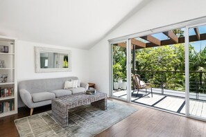 Älytelevisio, takka, kirjoja