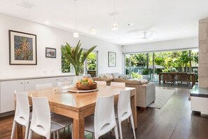 Dining - Comfy family beach house, an entertainers delight- sandy feet paradise. (Palm Beach)