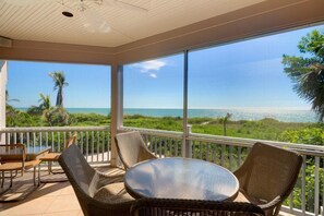 Casa, varias camas, alberca privada, vista al océano | Balcón