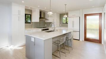 Casa, diversos llits, piscina privada, vistes a l'oceà | Cuina privada | Frigorífic, microones, placa de cuina i rentaplats