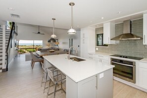 Maison, plusieurs lits, piscine privée, vue océan | Cuisine privée | Réfrigérateur, micro-ondes, plaque de cuisson, lave-vaisselle