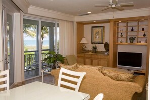 Casa, varias camas, piscina privada, vistas al mar | Sala de estar | Una televisión