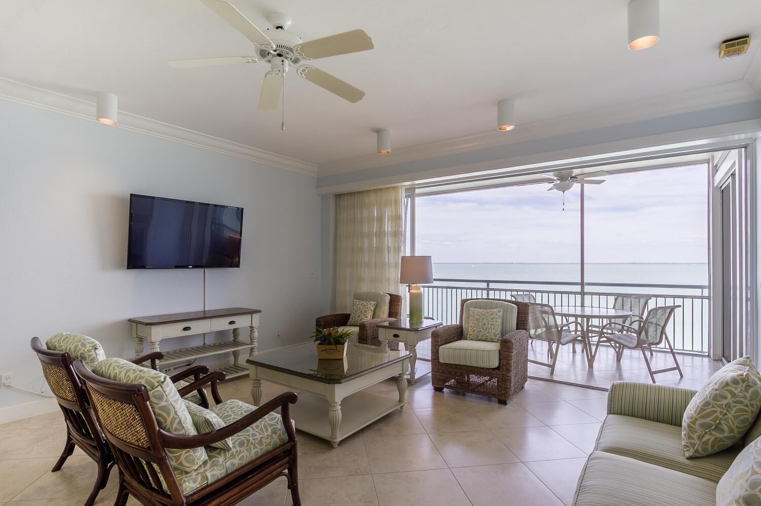 Hus - flere senge - privat pool - havudsigt | Stue | Tv