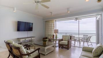 Hus - flere senge - privat pool - havudsigt | Stue | Tv