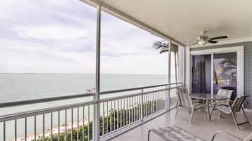 Hus - flere senge - privat pool - havudsigt | Balkon