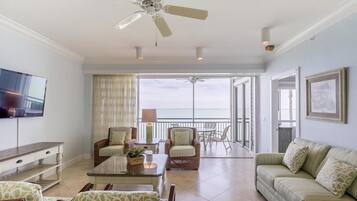 Hus - flere senge - privat pool - havudsigt | Stue | Tv