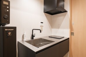 Kamar Standar, Bebas Asap Rokok (A) | Dapur kecil pribadi | Lemari es, microwave, kompor, dan peralatan masak/sendok-piring