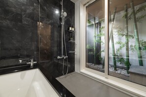Deluxe kamer, niet-roken (D) | Badkamer | Een aparte badkuip en douche, gratis toiletartikelen, een haardroger