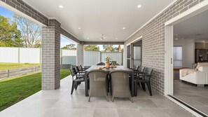 Outdoor dining - Bay Walks, Vincentia (Vincentia)