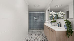 Combined shower/tub, hair dryer, towels