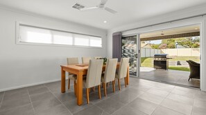 Outdoor dining - Bay Walks, Vincentia (Vincentia)
