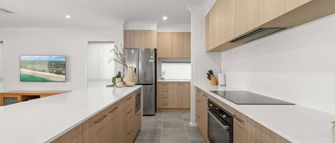 Réfrigérateur, four à micro-ondes, un four, surface de cuisson