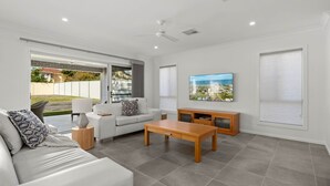 Unclassified image, 4 of 28, button - Bay Walks, Vincentia (Vincentia)