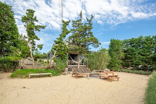 Property grounds - Walk to Amagansett Beach From this Bright Home (Amagansett)