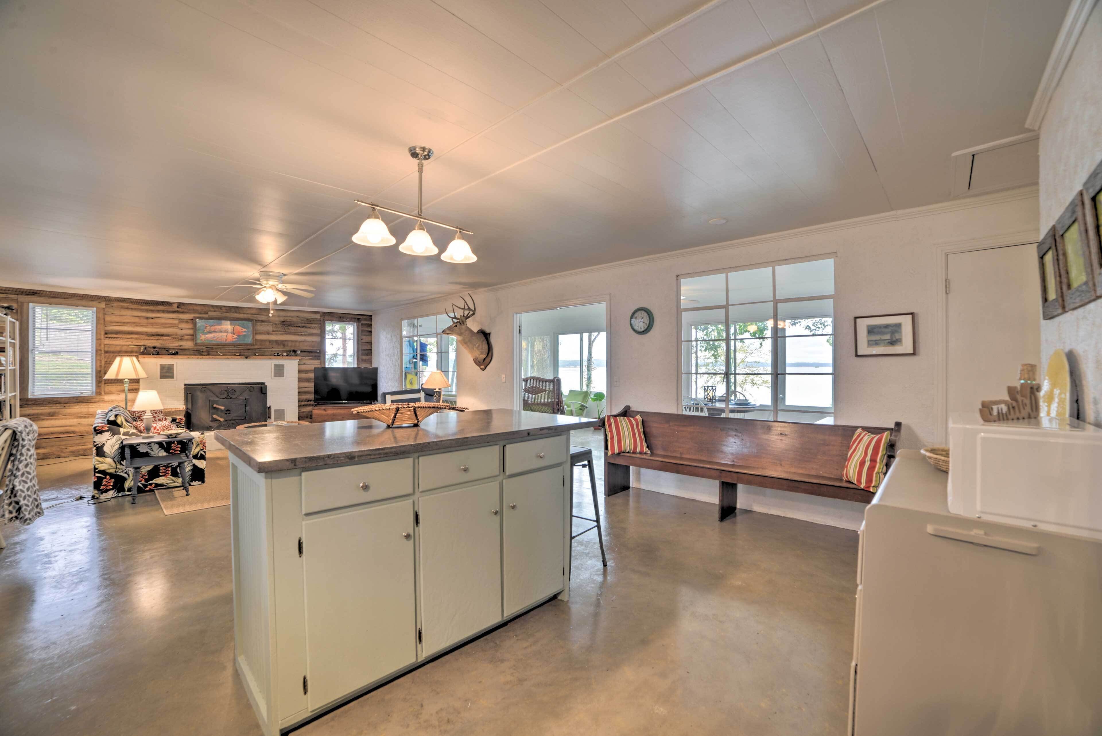 Kentucky Lake Cabin w/Private Dock + Fire Pit