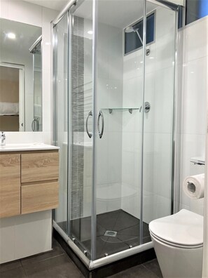 Dusche, Haartrockner, Handtücher, Seife