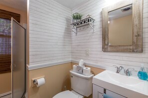Regadera, toallas, jabón, papel de baño 