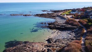 Playa en los alrededores, camastros y toallas de playa 