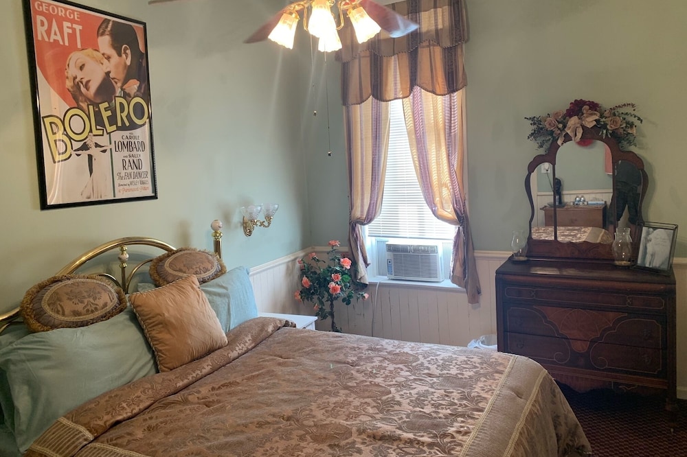 Historic Commercial Hotel (Est.1868) Sally Rand Suite
