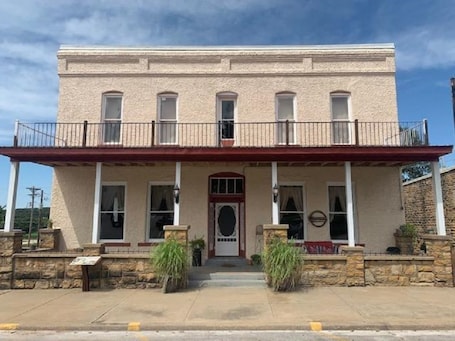 Exterior. Historic Commercial Hotel (Est.1868) Sally Rand Suite