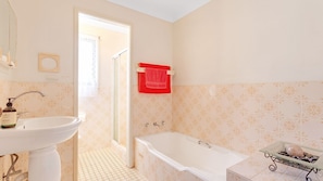 Bathtub, hair dryer - Palm Beach Waterfront Retreat (Sanctuary Point)
