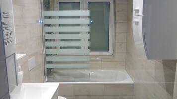 Combined shower/tub
