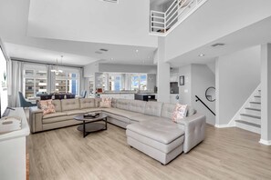 Smart TV, ping pong - Beach House Steps to the Sand | Sleeps 16 | Elevator (Madeira Beach)