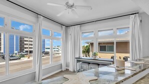 Une cuisine moderne avec de grandes fenêtres, une décoration en forme d’étoile de mer et une vue sur la rue.